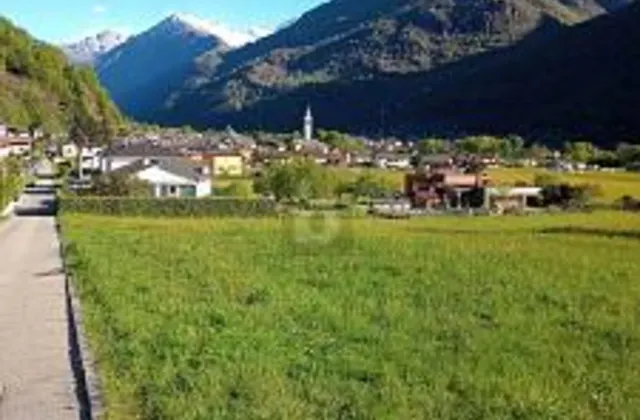 Terrain constructible à l'extrémité du village, avec une belle vue