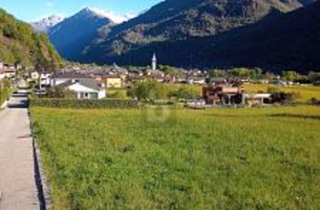 Terrain constructible à l'extrémité du village, avec une belle vue