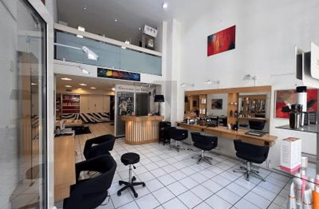 SALON DE COIFFURE EN VIEILLE VILLE