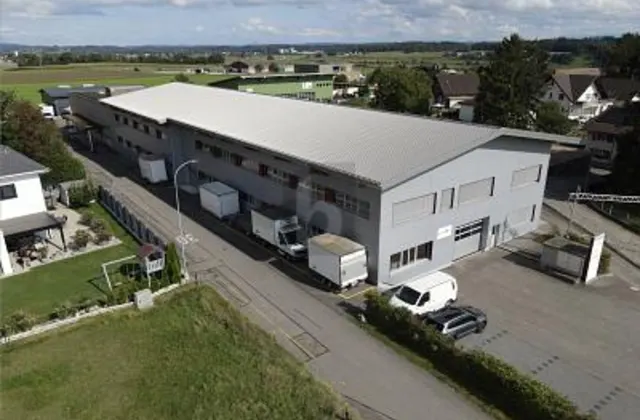 Entrepôt à rayonnage haut — hauteur intérieure 6,5 m