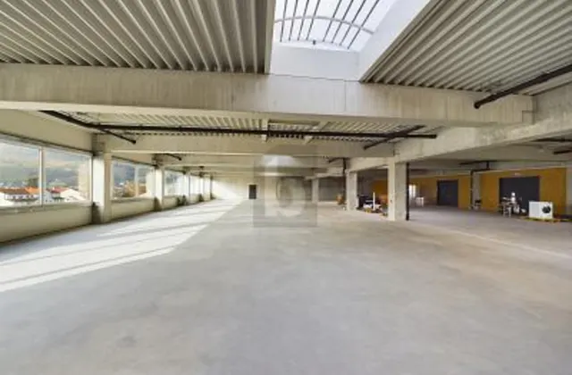IMMENSE HALLE DE MONTAGE, IDÉALE POUR VOTRE ENTREPRISE