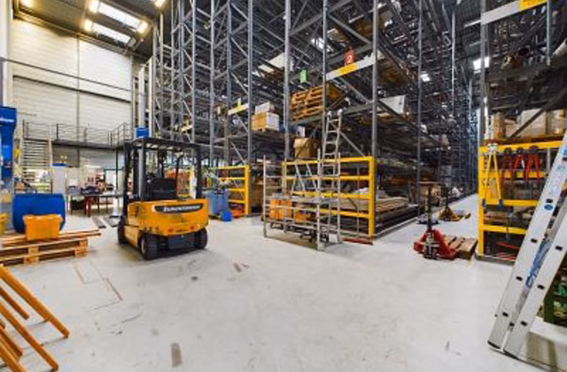 MAGAZZINO A SCAFFALATURE ALTE IN POSIZIONE IDEALE