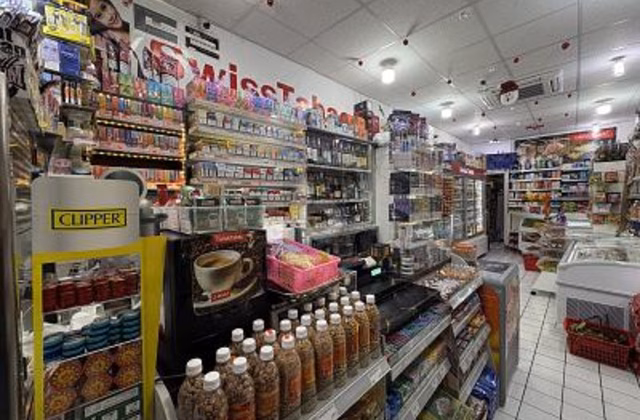 ÉPICERIE DANS UNE RUE PASSANTE