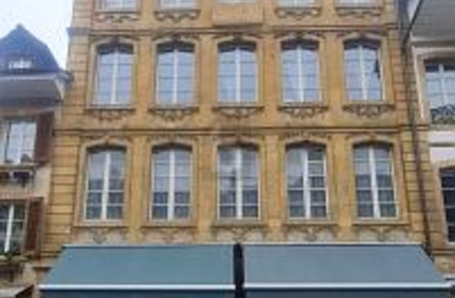 UFFICIO NEL CUORE DEL CENTRO STORICO DI MORAT