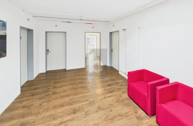 UFFICIO MODERNO IN POSIZIONE CENTRALE ( UFFICIO 3.08)