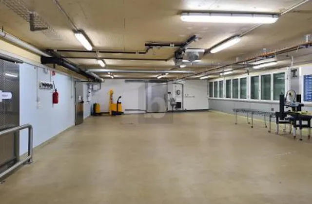 Pratique et central, avec rampe de chargement