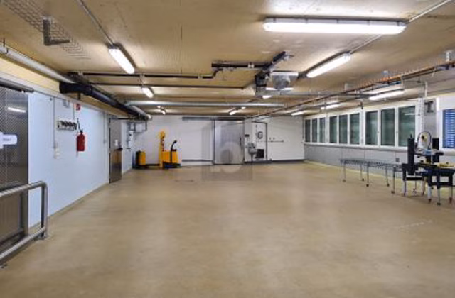 Pratique et central, avec rampe de chargement