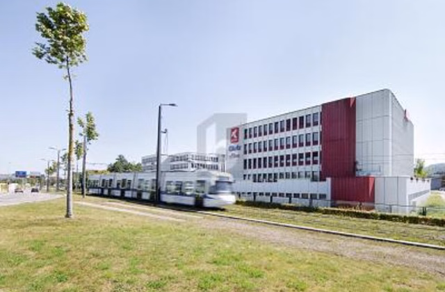 SPACIEUX AVEC DE NOMBREUSES PLACES DE PARKING EN SOUS-SOL