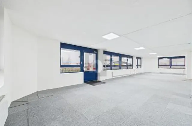 SHOWROOM LUMINOSO IN POSIZIONE TOP