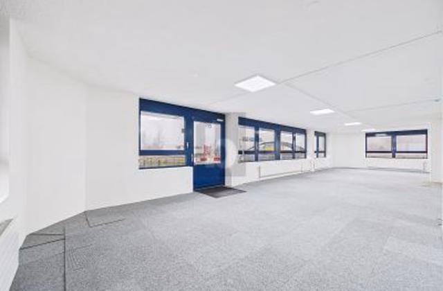SHOWROOM LUMINEUX À EMPLACEMENT IDÉAL