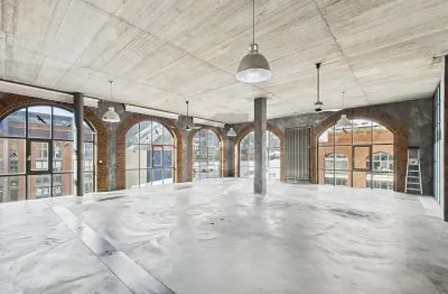 Spazio ufficio attrattivo con carattere loft