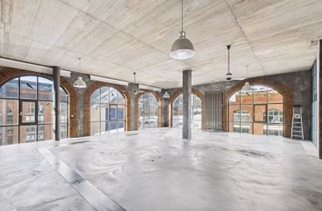 Spazio ufficio attrattivo con carattere loft