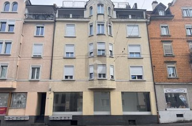 AN TOP LAGE MIT GROSSEM SCHAUFENSTER