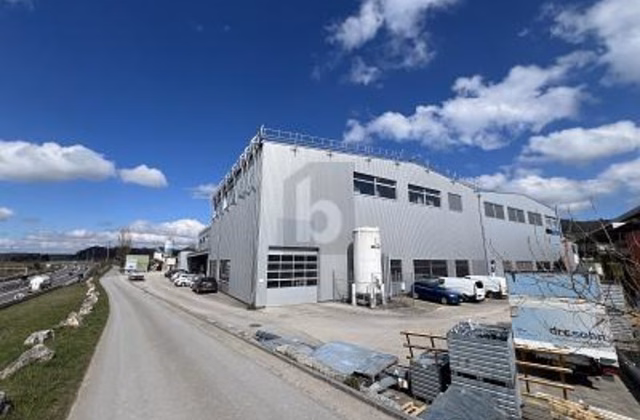 SPACIEUX AVEC BEAUCOUP D'ESPACE DE STOCKAGE