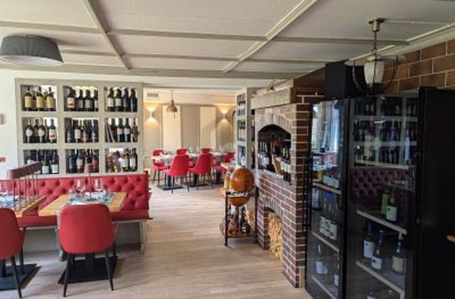 RESTAURANT AVEC TERRASSE ET DEUX APPARTEMENTS