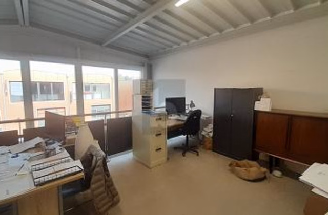 Versatile two-level commercial space
