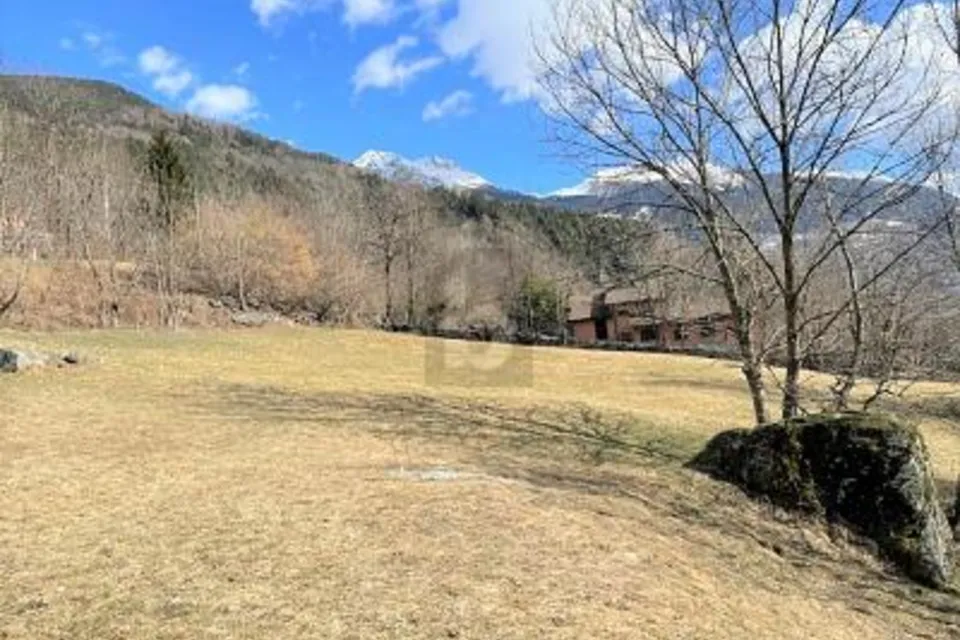 SPACIEUX ET ENSOLEILLÉ AVEC PROJET APPROUVÉ, 6760 Faido, Ticino, CH