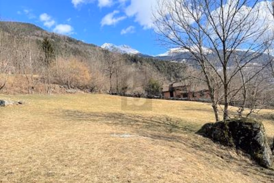 SPACIEUX ET ENSOLEILLÉ AVEC PROJET APPROUVÉ, 6760 Faido, Ticino, CH