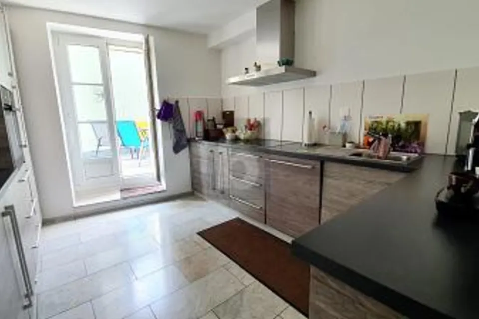 RENDIMENTO LOCATIVO DI NEGOZI E ABITAZIONI, 2610 St-Imier, Bern, CH