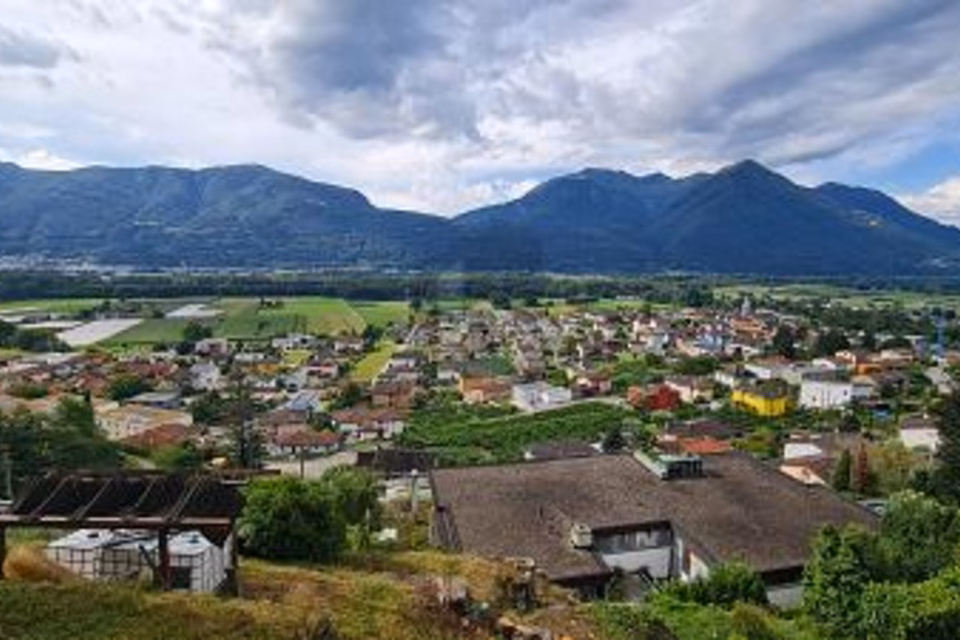 ENSOLEILLÉ ET CALME AVEC VUE, 6516 Cugnasco, Ticino, CH