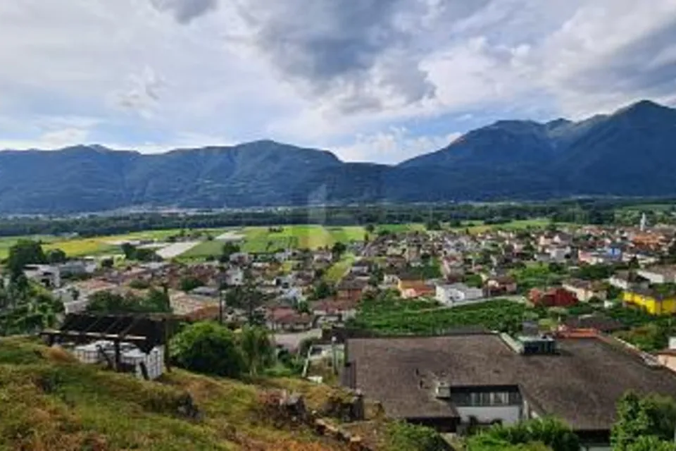 TRANQUILLO E SOLEGGIATO CON VISTA, 6516 Cugnasco, Ticino, CH