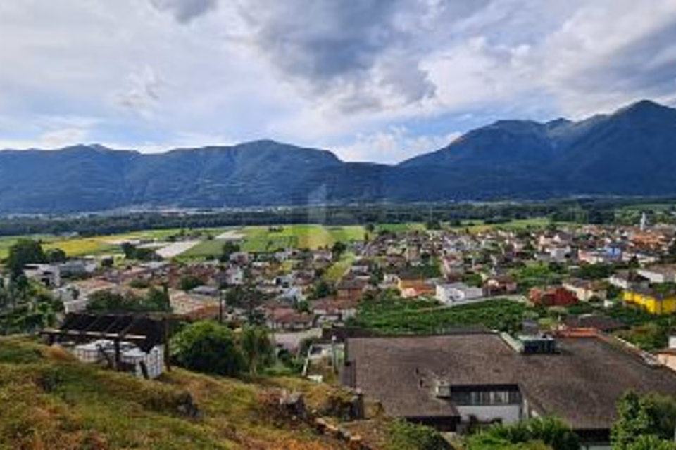 TRANQUILLO E SOLEGGIATO CON VISTA, 6516 Cugnasco, Ticino, CH