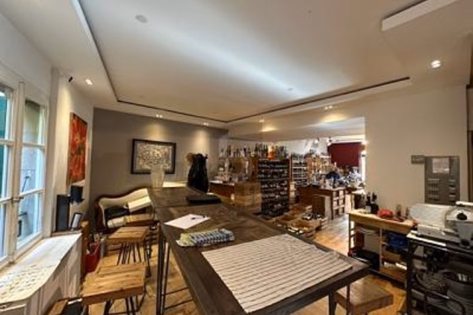 CAVE À VIN PRESTIGIEUX, QUARTIER CHARMANT, CAROUGE, 1227 Carouge GE, Geneva, CH