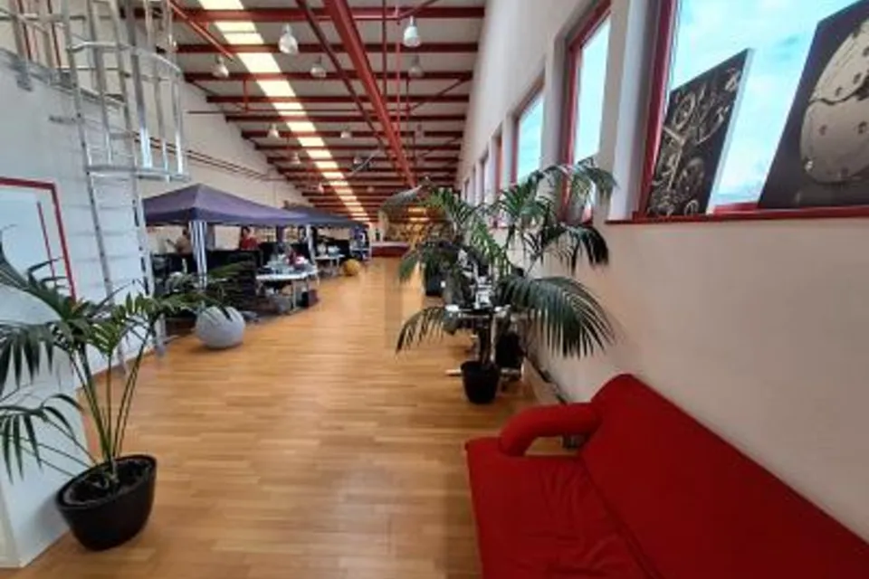 LOCALE COMMERCIALE DINAMICO, ZONA PROSPERA, 1219 Le Lignon, Geneva, CH