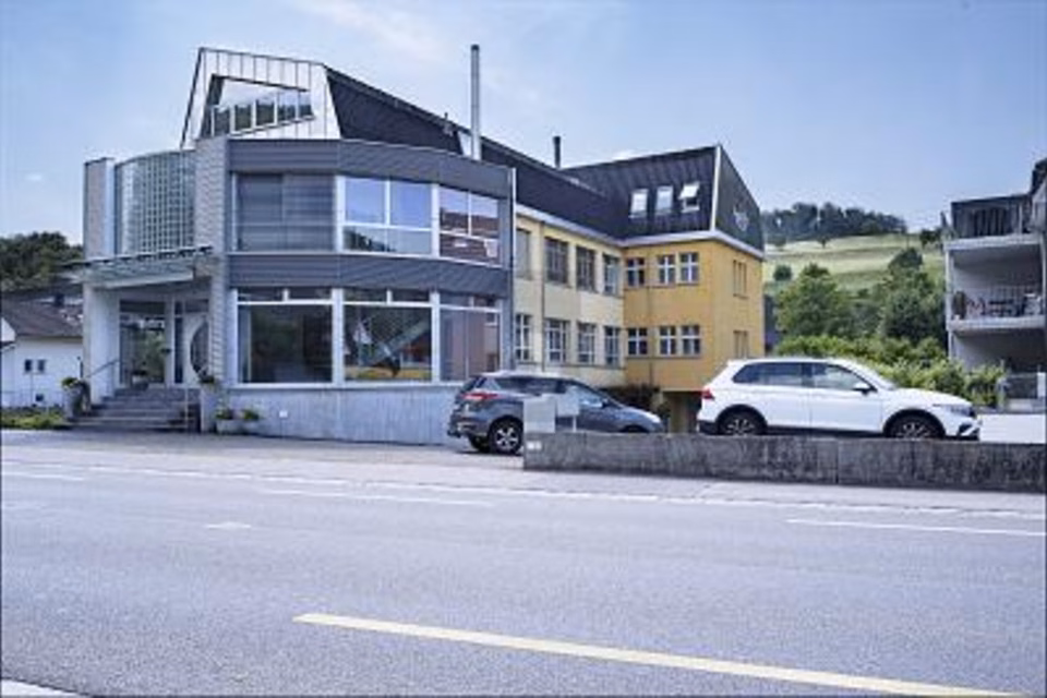 LUMINOSI SPAZI UFFICIO IN UN AMBIENTE CREATIVO, 4456 Tenniken, Basel-Landschaft, CH