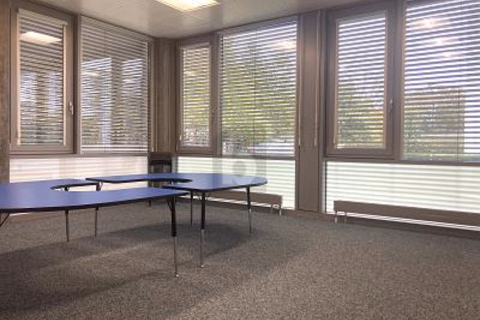BUREAU IDÉAL POUR ENTREPRISES, ÉCOLES OU CABINETS, 1260 Nyon, Vaud, CH