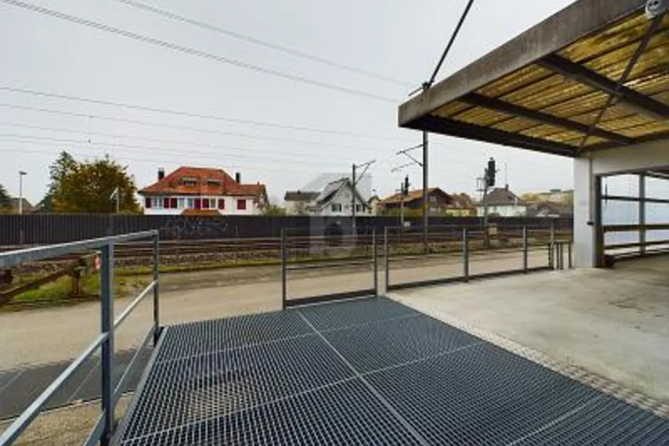 MAGAZZINO A SCAFFALATURE ALTE IN POSIZIONE IDEALE, 4528 Zuchwil, Solothurn, CH