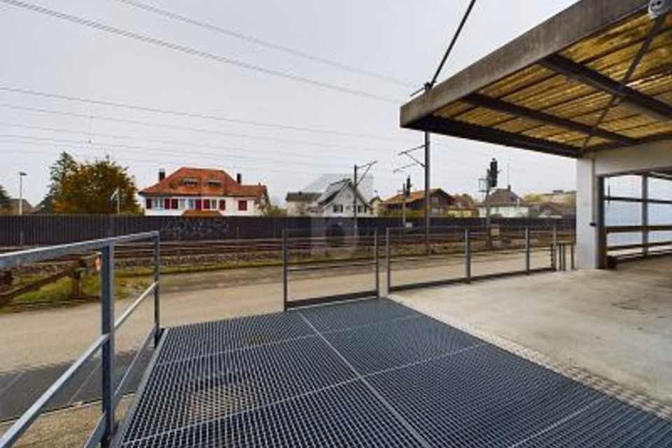 Entrepôt à rayonnages hauts — emplacement idéal, 4528 Zuchwil, Solothurn, CH