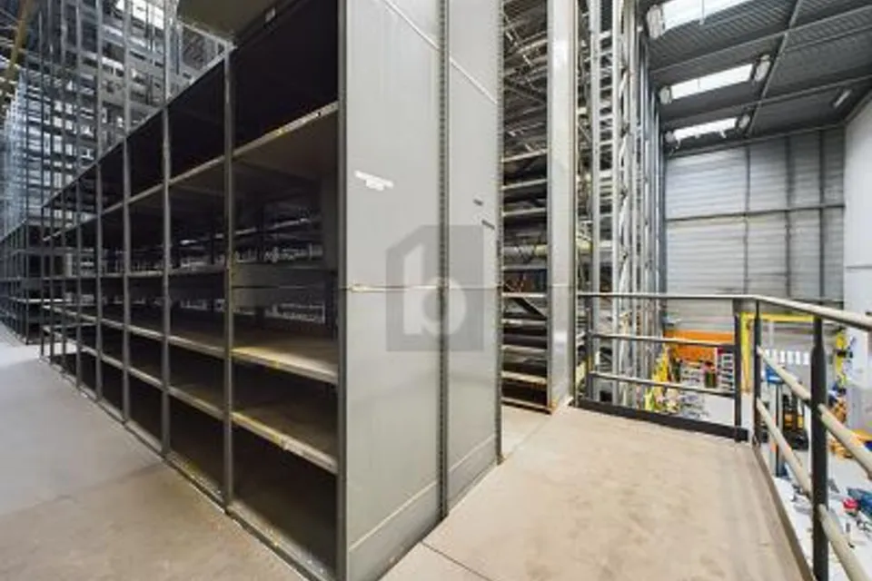 MAGAZZINO A SCAFFALATURE ALTE IN POSIZIONE IDEALE, 4528 Zuchwil, Solothurn, CH