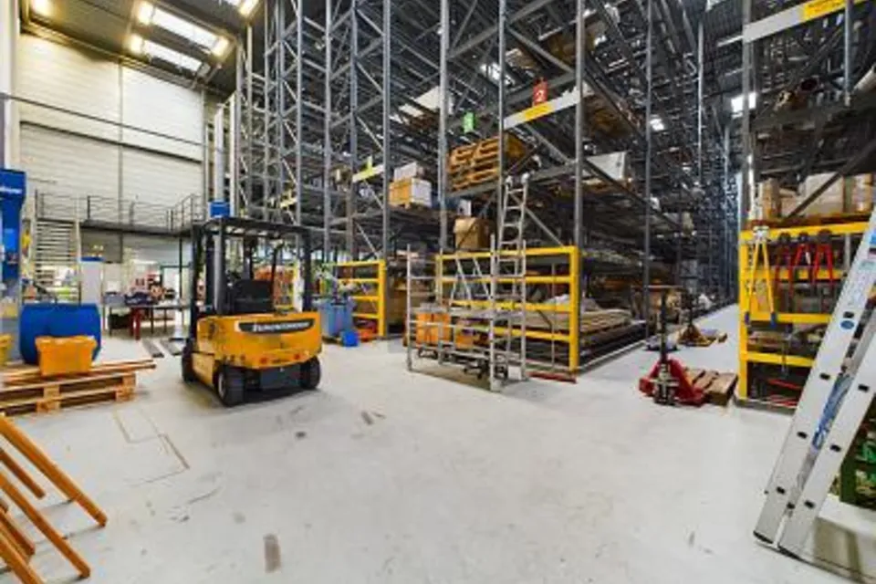 MAGAZZINO A SCAFFALATURE ALTE IN POSIZIONE IDEALE, 4528 Zuchwil, Solothurn, CH