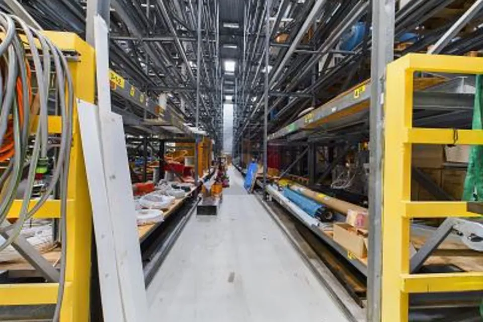 MAGAZZINO A SCAFFALATURE ALTE IN POSIZIONE IDEALE, 4528 Zuchwil, Solothurn, CH