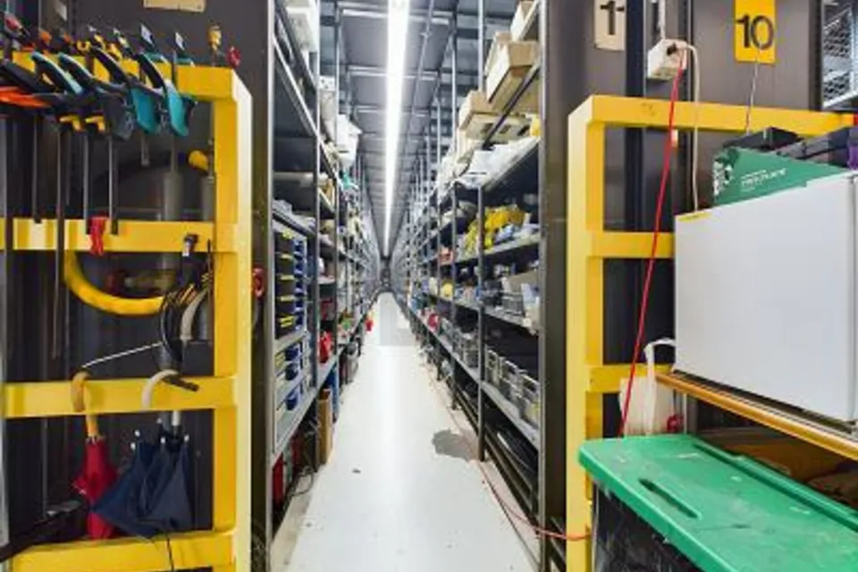 MAGAZZINO A SCAFFALATURE ALTE IN POSIZIONE IDEALE, 4528 Zuchwil, Solothurn, CH