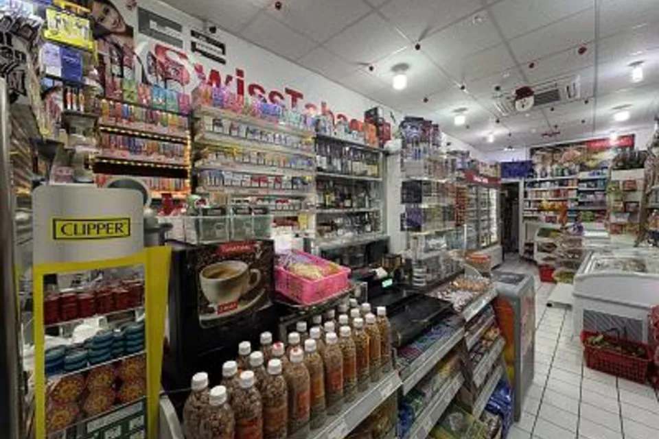 NEGOZIO DI ALIMENTARI IN UNA VIA DI FORTE PASSAGGIO, 1201 Genève, Geneva, CH