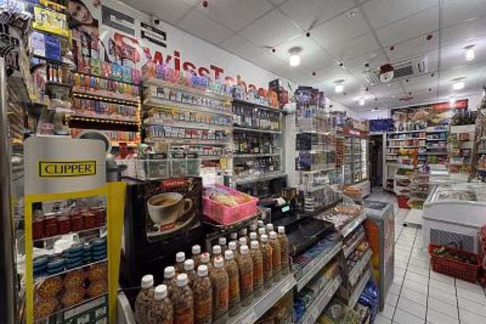 ÉPICERIE DANS UNE RUE PASSANTE, 1201 Genève, Geneva, CH