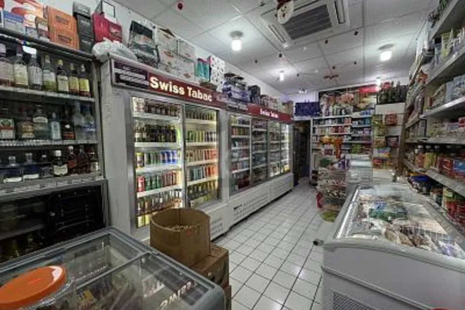 NEGOZIO DI ALIMENTARI IN UNA VIA DI FORTE PASSAGGIO, 1201 Genève, Geneva, CH
