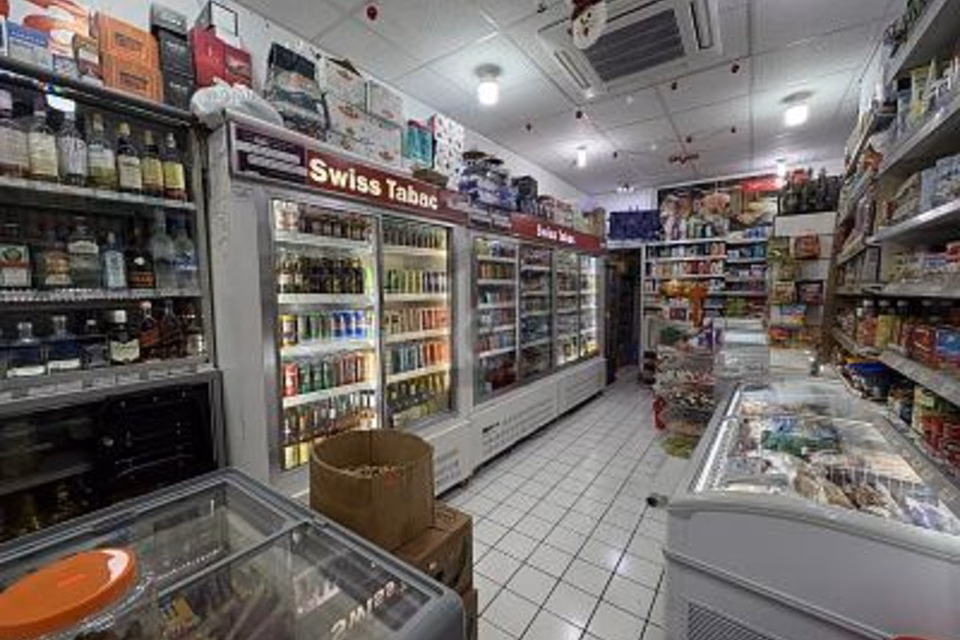 ÉPICERIE DANS UNE RUE PASSANTE, 1201 Genève, Geneva, CH
