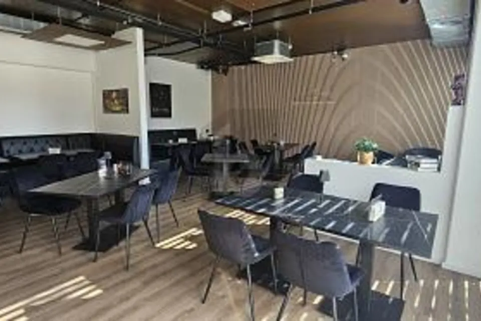 RESTAURANT BIEN SITUÉ AU CENTRE MIGROS, 2520 La Neuveville, Bern, CH