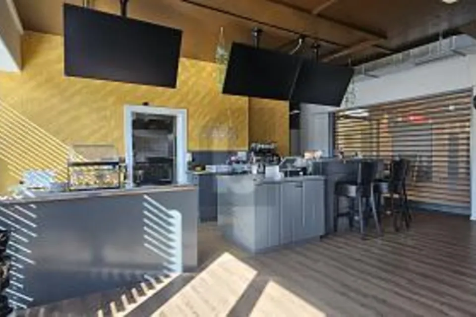 RESTAURANT BIEN SITUÉ AU CENTRE MIGROS, 2520 La Neuveville, Bern, CH