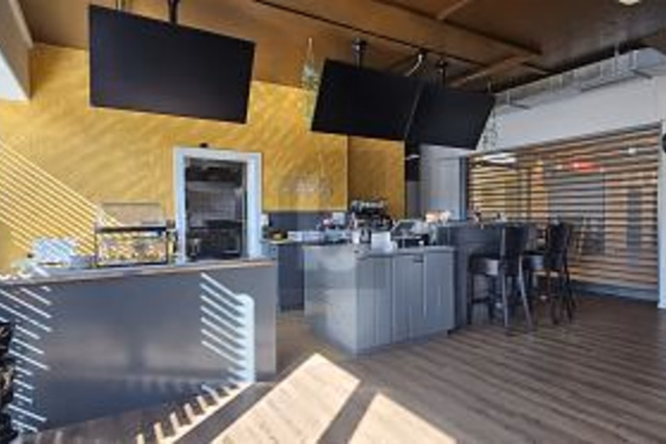 RESTAURANT BIEN SITUÉ AU CENTRE MIGROS, 2520 La Neuveville, Bern, CH