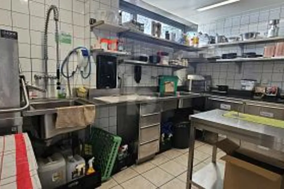 RESTAURANT BIEN SITUÉ AU CENTRE MIGROS, 2520 La Neuveville, Bern, CH
