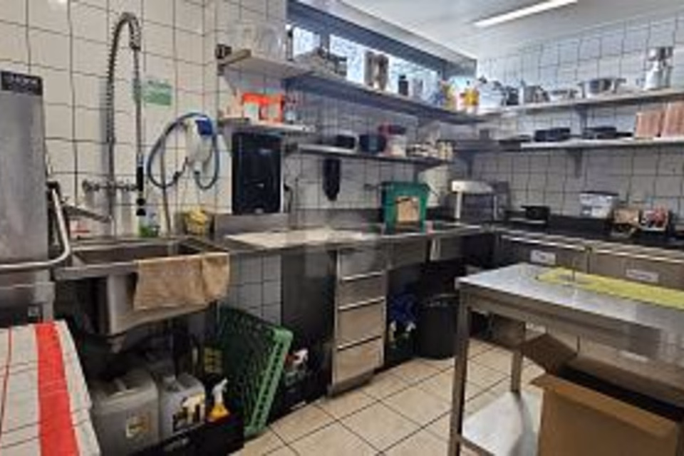 RESTAURANT BIEN SITUÉ AU CENTRE MIGROS, 2520 La Neuveville, Bern, CH