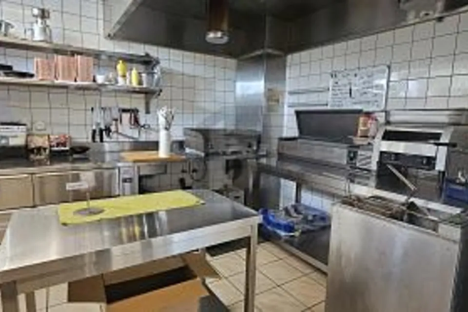 RESTAURANT BIEN SITUÉ AU CENTRE MIGROS, 2520 La Neuveville, Bern, CH