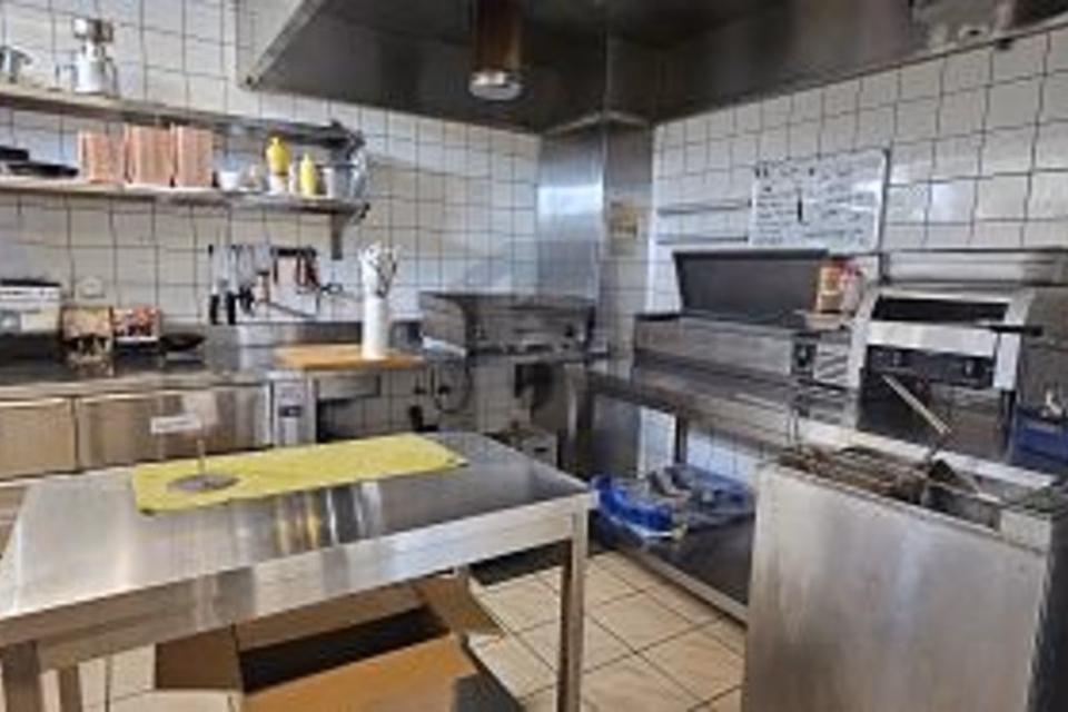 RESTAURANT BIEN SITUÉ AU CENTRE MIGROS, 2520 La Neuveville, Bern, CH