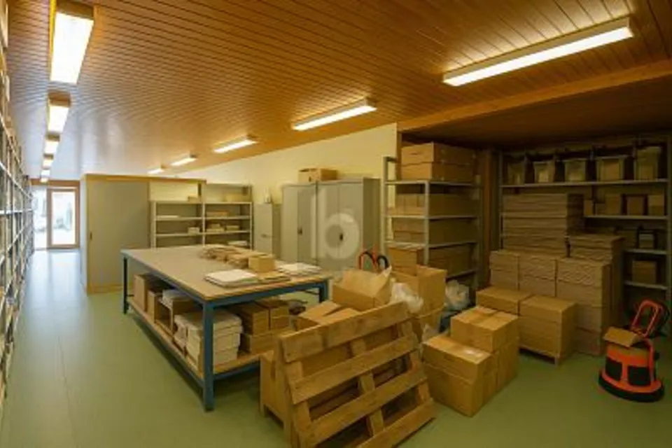LOCALE COMMERCIALE CON BUONA VISIBILITÀ, 1735 Giffers, Fribourg, CH