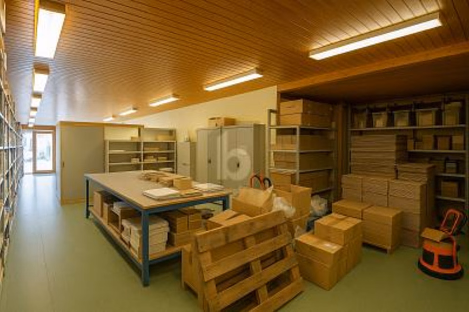 COMMERCIAL SPACE WITH GOOD VISIBILITY, 1735 Giffers, Fribourg, CH