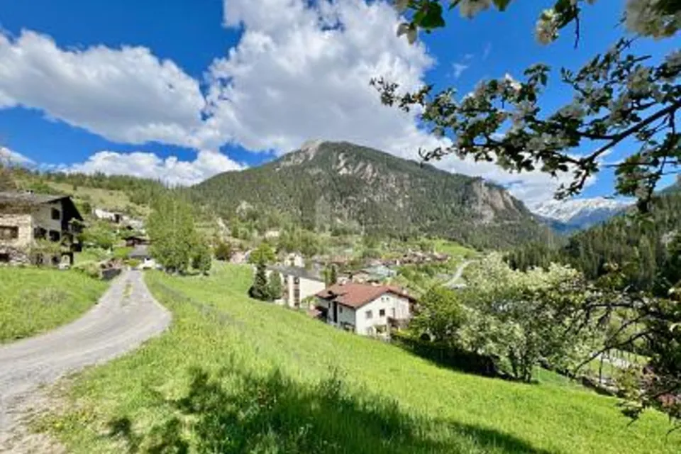 EMPLACEMENT UNIQUE ET ENSOLEILLÉ AVEC RÉSERVE DE TERRAIN CONSTRUCTIBLE, 7477 Filisur, Grisons, CH